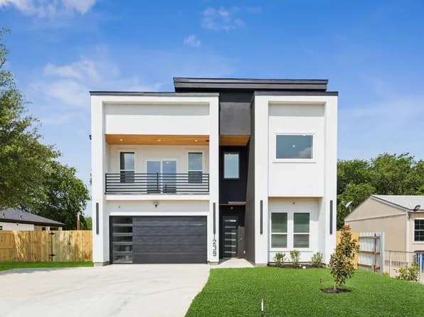 East Dallas — older duplex